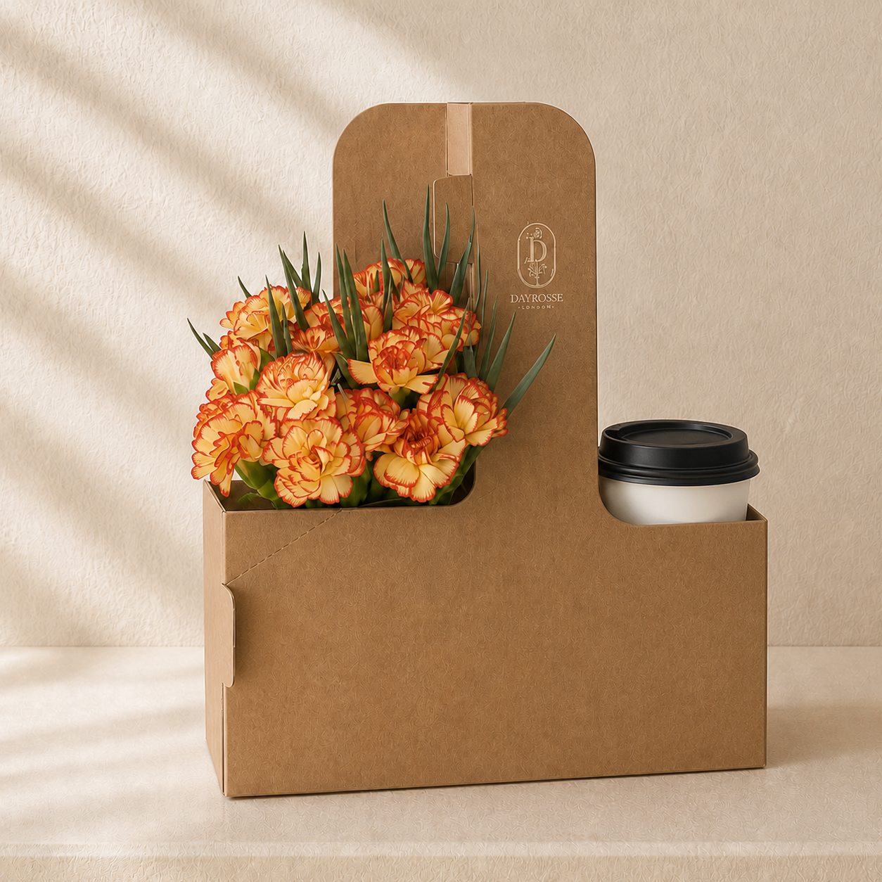 Caja kraft DAYROSSE con flores de temporada y bebida con tapa negra