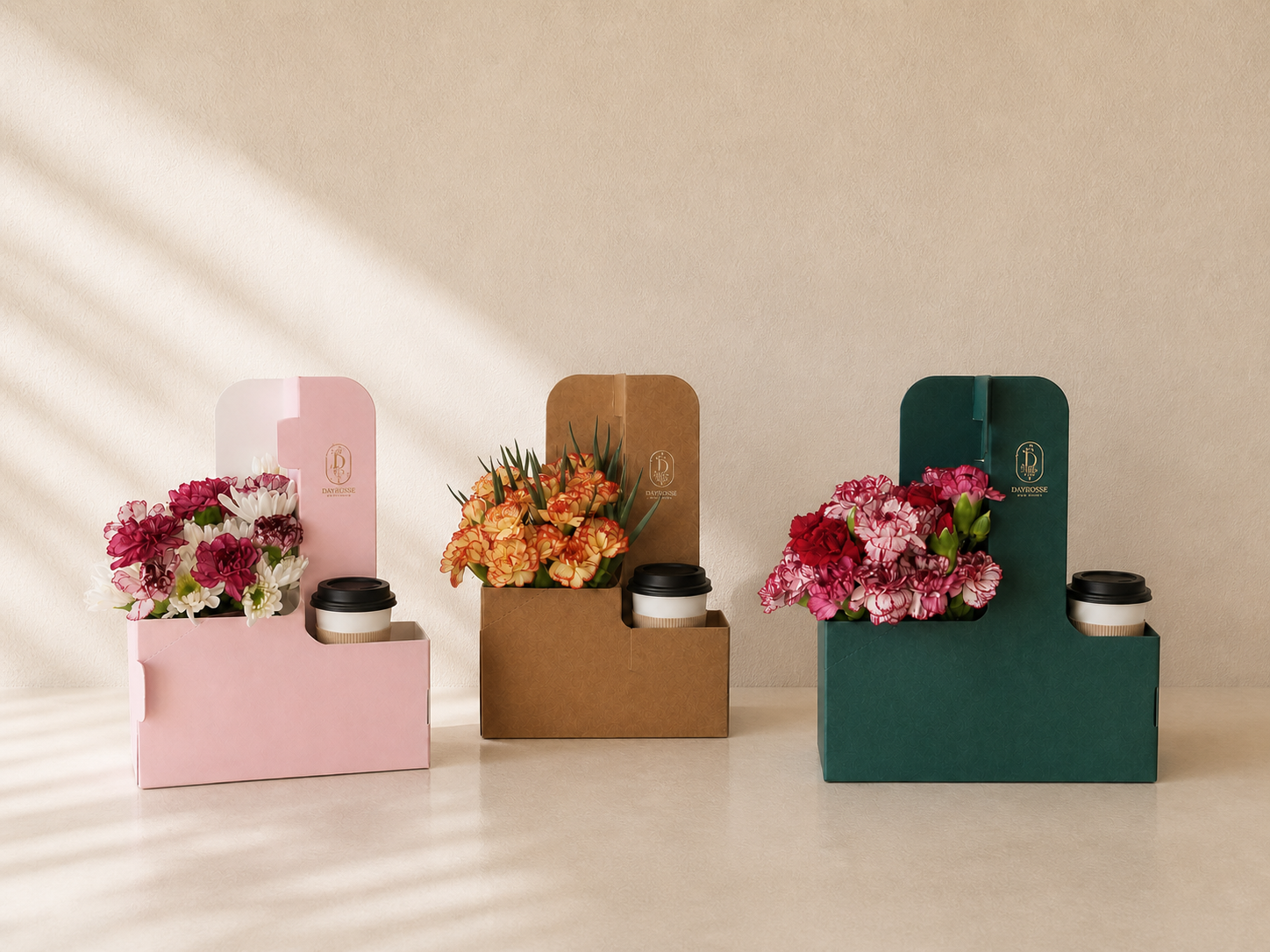 Tres cajas DAYROSSE con flores de temporada y bebida de Alere Café