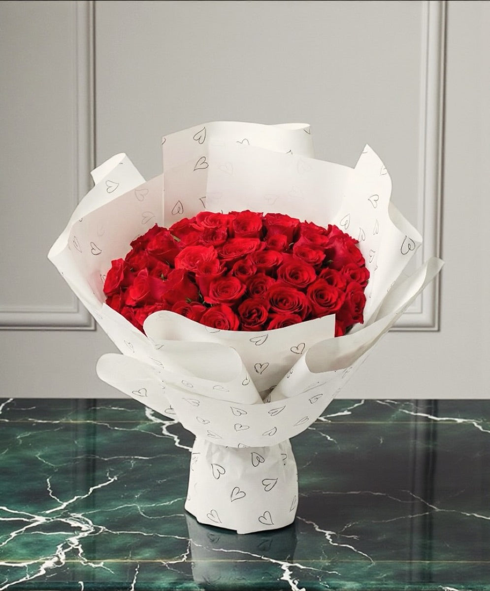 Ramo de rosas rojas con papel de corazones Dayrosse